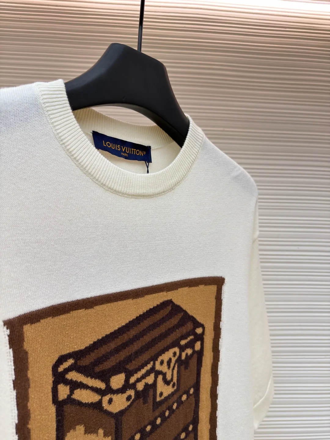 LOUIS VUITTON box flower knitted short sleeves ●Original version: 10,000 purchased and developed ●Item number: 1682409-A55 ●Fabric: densely spun cotton knitted fabric ●Technology: intarsia jacquard production ●Color: white ●Version: fitted version ●Weight: about 330g ●Size: S-M-L-XL ●Description: Custom-woven cloud soft densely spun cotton knitted fabric, delicate, soft and comfortable to the skin The classic black tone exudes an innate sense of luxury and is devouring by temperature. The front uses intarsia to restore the texture of the iconic hard box. The classic tones of antique brown and caramel gold freeze time. The back ends with Monogram flowers, allowing the totem of holding roses to bloom on the fabric. True luxury is never noisy, but there are surprises everywhere. Walking retro pictorial, intarsia jacquard weaving. By interweaving yarns of different colors, intarsia of the iconic hard box and Monogram flowers are formed on the fabric. The fine weaving not only ensures the clarity of the pattern, but also greatly enhances the durability of the fabric. The garment washing water plus soft and deodorizing process uses professional washing equipment and specific detergents to deeply clean and deodorize the clothes, improving the feel and appearance of the clothes. The overall wiring is straight and delicate, the fabric is comfortable and soft, and the color is consistent without color difference. It can be matched with the same style to create a fashionable look and control various occasions. Customized accessories, complete with three standards, same style for men and women!